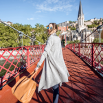 lyon-pont-3 Etudiant qui traverse un pont à Lyon