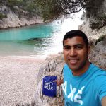 Etrudiant dans une crique à Nice