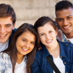 jeunes souriants