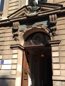 L'entrée de notre école proche de Notre-Dame