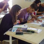 Etudiants travaillant à Notre-Dame