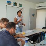 Salle de classe avec professeur et étudiants